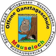 Rundes Logo der Woesteschule Mauseloch mit einer Eule und bunten Schriftzügen.