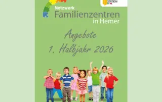 Broschüre des Netzwerks Familienzentren in Hemer mit Kindern, die fröhlich posieren, und dem Titel 'Angebote 1. Halbjahr 2026'.