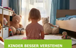 Ein Kind sitzt auf dem Boden und schaut auf einen Raum mit Spielzeugbären und einem Fenster mit Vorhängen. Text: Kinder besser verstehen, neuer Elternkurs.