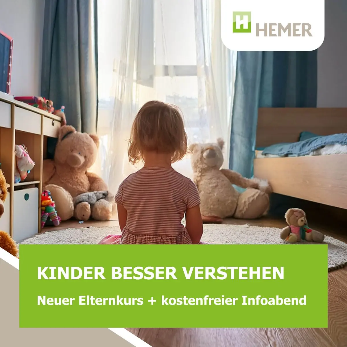 Ein Kind sitzt auf dem Boden und schaut auf einen Raum mit Spielzeugbären und einem Fenster mit Vorhängen. Text: Kinder besser verstehen, neuer Elternkurs.