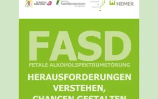 Das grüne FASD-Plakat in Hemer trägt den Titel „Herausforderungen verstehen, Chancen gestalten“ und nennt Fetale Alkoholspektrumstörung.