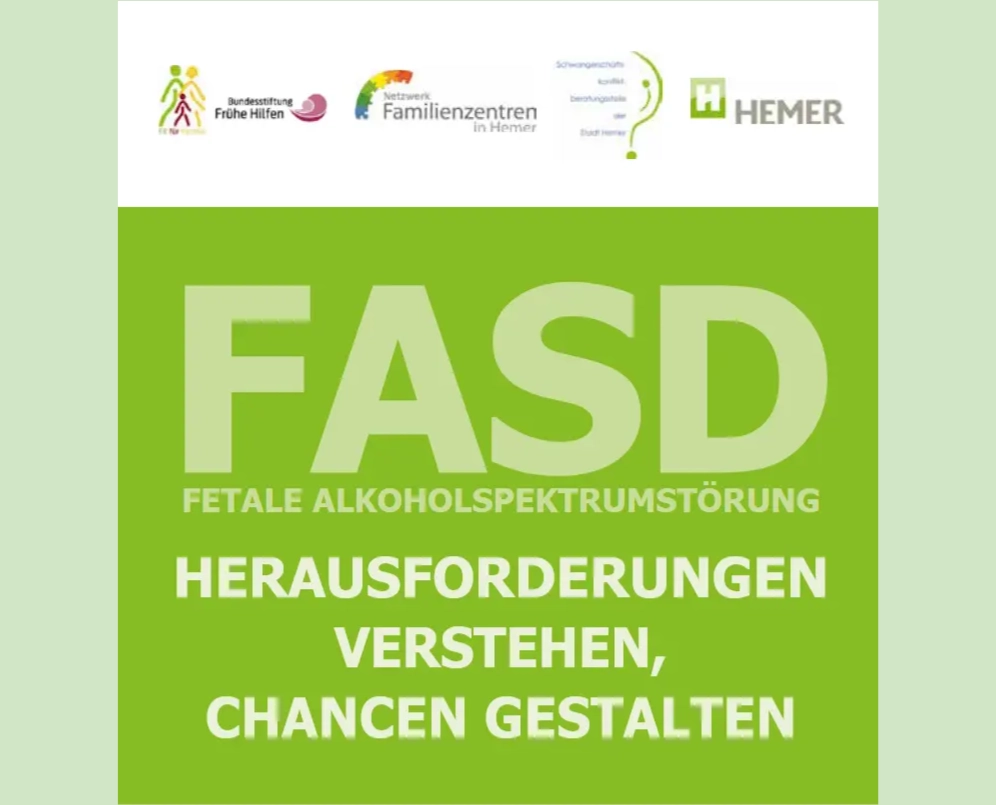Das grüne FASD-Plakat in Hemer trägt den Titel „Herausforderungen verstehen, Chancen gestalten“ und nennt Fetale Alkoholspektrumstörung.